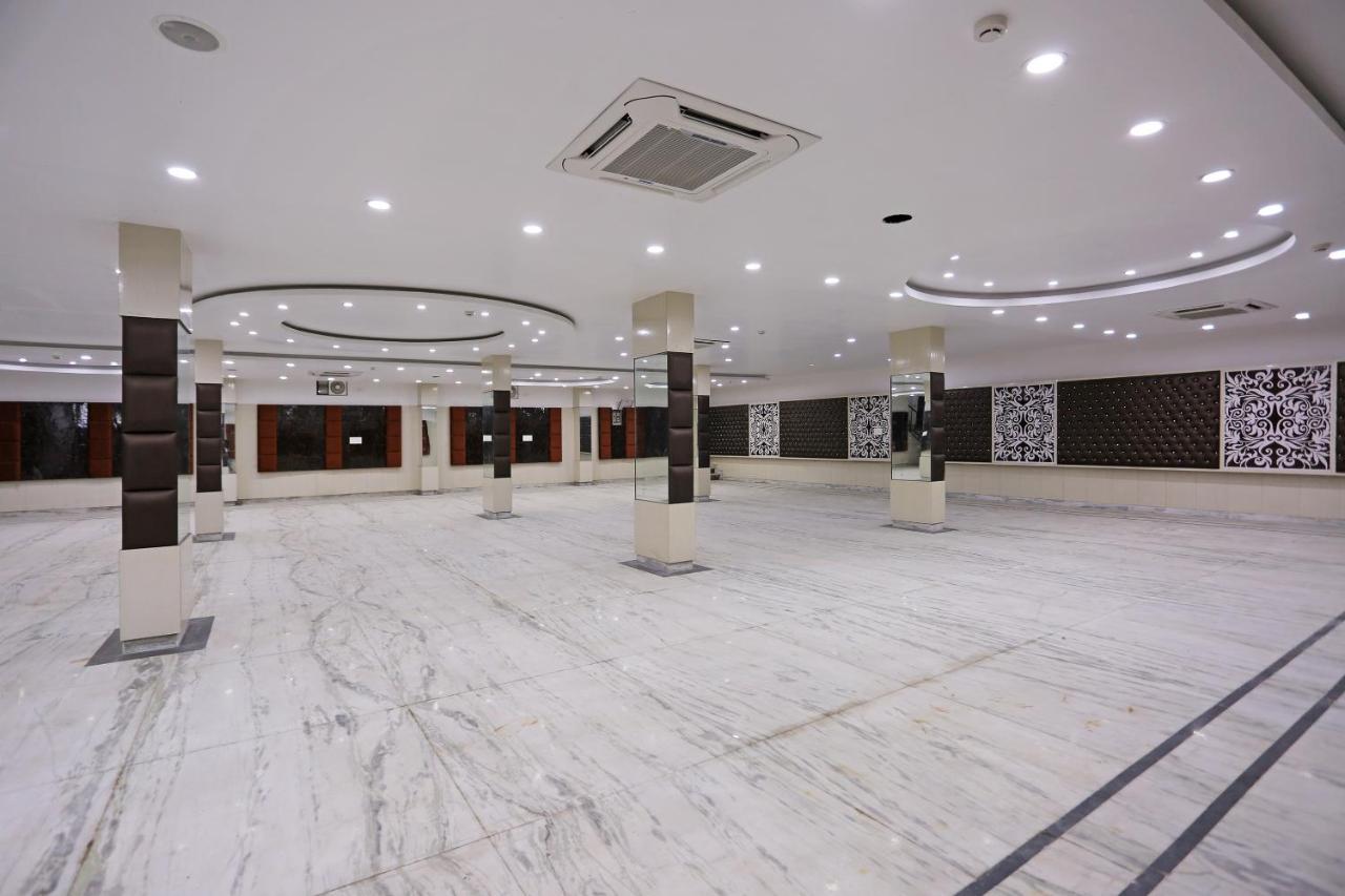Capital O 10060 Hotel The Leaf Lucknow Exteriör bild